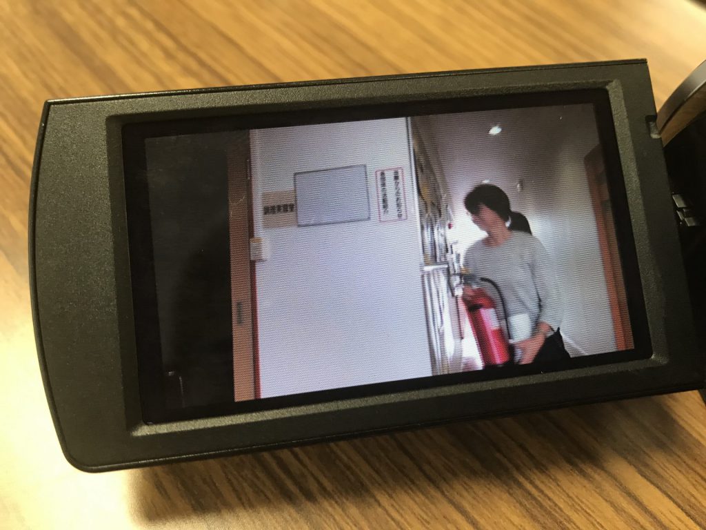 避難訓練の様子を写したビデオカメラのモニータの写真