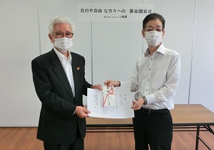 贈呈の様子を写した写真
ぬうびじょんくらぶ島根の宇田川会長（左）と寄贈を受ける青戸理事長（右）