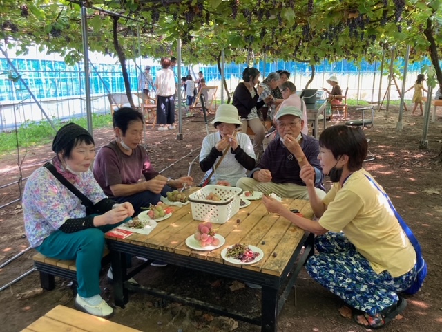 桃色のぶどう「クイーンニーナ」を食べる参加者達