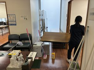 部屋に机を運び込む職員