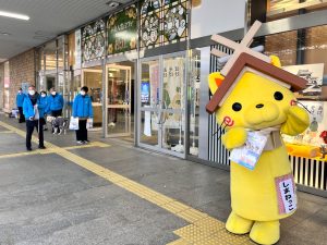 啓発チラシを手に持ちポーズするしまねっこ