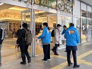 啓発チラシを配る参加者