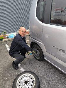 タイヤ交換をする職員